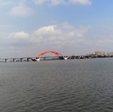 上江惠州东江上的红色跨江大桥