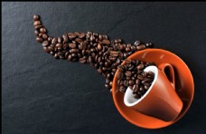 咖啡杯咖啡豆倒出俯视大图