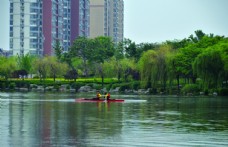 公园人工湖划艇
