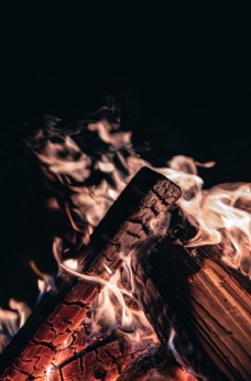 木柴燃烧的柴火